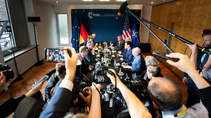 Das Foto zeigt Bundeskanzler Friedrich Merz im Gespräch mit Marc Rubio bei der Münchner Sicherheitskonferenz.