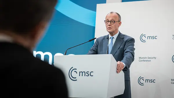 Das Foto zeigt Bundeskanzler Friedrich Merz bei seiner Rede auf der Münchner Sicherheitskonferenz.