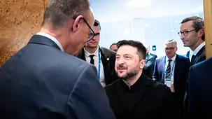 Das Foto zeigt Bundeskanzler Friedrich Merz mit Wolodymyr Selenskyj, ukrainischer Präsident, bei der Münchner Sicherheitskonferenz.