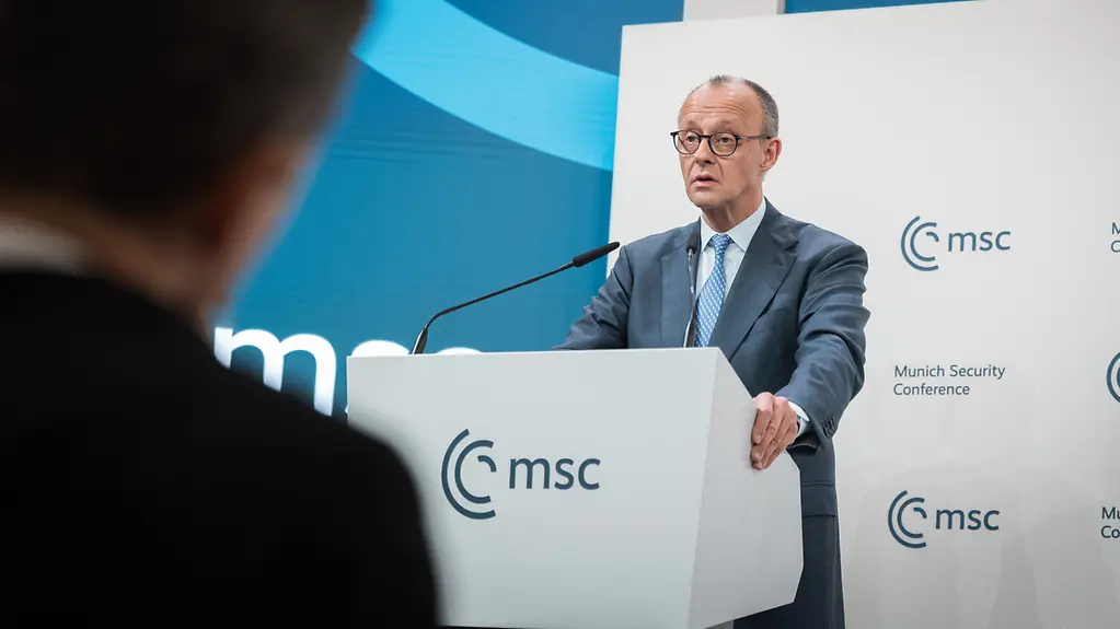 La photo montre le chancelier fédéral Friedrich Merz prononçant son discours lors de la Conférence de Munich sur la sécurité.