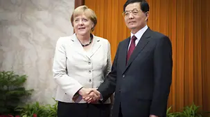 Staatspräsident Hu begrüßt die Kanzlerin.