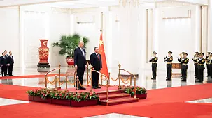 Bundeskanzler Friedrich Merz neben Li Qiang, Chinas Premierminister beim Empfang in der Halle des Volkes.