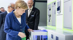 La chancelière fédérale Angela Merkel lors de sa visite de l'ILA