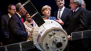 La chancelière fédérale Angela Merkel lors de sa visite de l'ILA