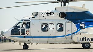 La chancelière fédérale Angela Merkel arrive en hélicoptère.