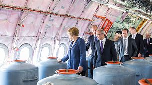 La chancelière fédérale Angela Merkel lors de sa visite du salon international de l'aérospatiale de Berlin