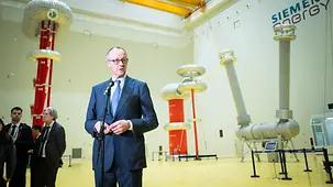 The photo shows Federal Chancellor Friedrich Merz