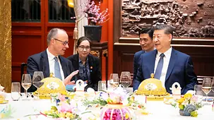 Le chancelier fédéral Friedrich Merz avec le président chinois Xi Jinping lors du dîner officiel.