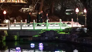 Le chancelier fédéral Friedrich Merz s’entretient avec le président chinois Xi Jinping lors d’une promenade dans un parc.