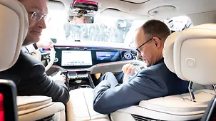 Le chancelier fédéral Friedrich Merz aux côtés d’Ola Källenius dans un véhicule autonome.