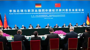 Le chancelier fédéral Friedrich Merz s’entretient avec des représentants du monde économique lors de la table ronde du comité économique germano-chinois.