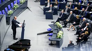 Bundeskanzler Friedrich Merz am Rednerpult beim Trauerstaatsakt für Rita Süssmuth im Bundestag.