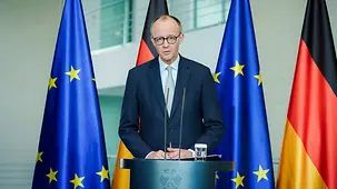 Das Foto zeigt Bundeskanzler Friedrich Merz bei einem Pressestatement.