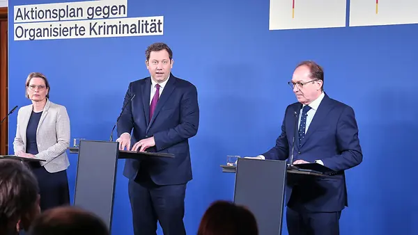 Vorstellung des gemeinsamen Aktionsplans gegen Organisierte Kriminalität: Bundesministerin der Justiz und für Verbraucherschutz Hubig (SPD), Bundesminister der Finanzen Klingbeil (SPD) und Bundesminister des Innern Dobrindt (CSU)