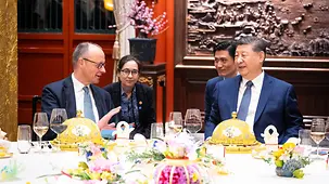 Bundeskanzler Friedrich Merz im Gespräch mit Xi Jinping, Chinas Staatspräsident.