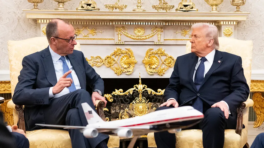 La photo montre le chancelier fédéral Friedrich Merz en discussion avec le président américain Donald Trump.