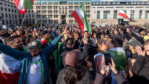 Iraner versammeln sich in Berlin nach den Angriffen der USA und Israels auf den Iran. 
