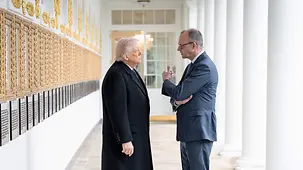 Das Foto zeigt Bundeskanzler Friedrich Merz im Gespräch mit US-Präsident Donald Trump.