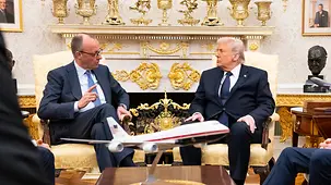 Bundeskanzler Friedrich Merz im Gespräch mit US-Präsident Donald Trump im Oval Office.