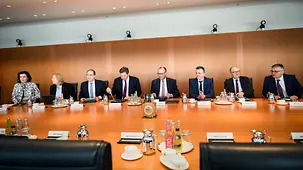 Bundeskanzler Friedrich Merz zu Beginn einer Kabinettssitzung zwischen den Kabinettsmitgliedern.