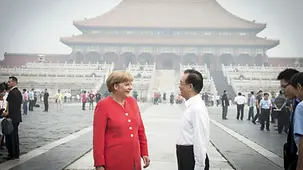 Merkel und Wen vor dem Palast.