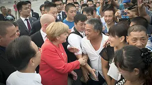 Merkel spricht mit Besuchern der Verbotenen Stadt.