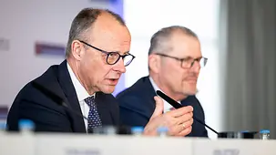 Das Foto zeigt Bundeskanzler Friedrich Merz spricht beim Spitzengespräch der Deutschen Wirtschaft.