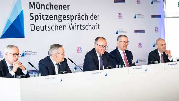 Das Foto zeigt Bundeskanzler Friedrich Merz mit Vertretern von Wirtschaftsverbänden beim Münchner Spitzengespräch.