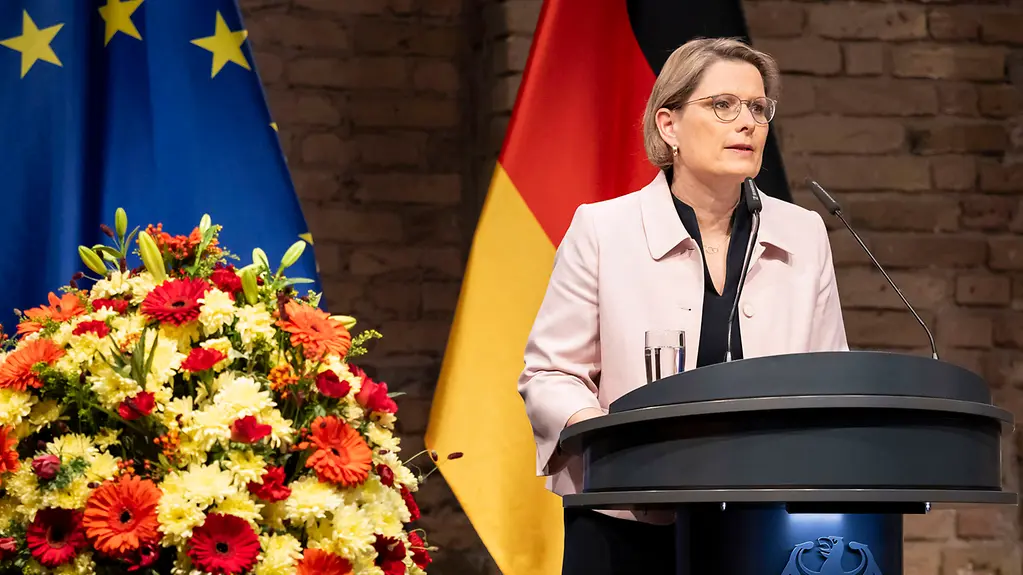Stefanie Hubig, Bundesministerin der Justiz und Verbraucherschutz, am Rednerpult bei der Gedenkstunde für terroristische Gewalt.