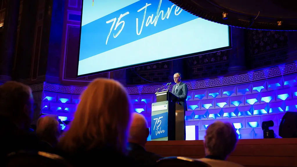 Bundeskanzler Merz auf dem Podium bei seiner Rede zum Festakt 75 Jahre Bundeskriminalamt.