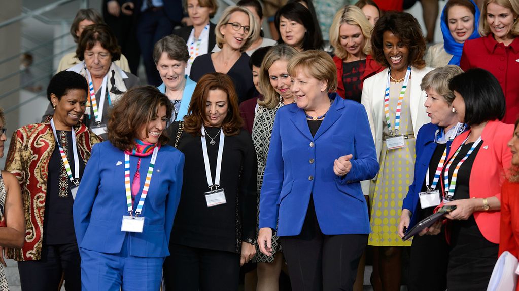 La chancelière fédérale Angela Merkel et les participantes lors de la photo de famille du forum de dialogue du G7