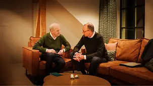 Bundeskanzler Friedrich Merz im Gespräch mit Jonas Gahr Støre, Norwegens Ministerpräsident.