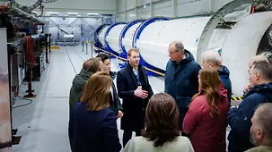 Bundeskanzler Friedrich Merz im Gespräch beim Besuch des Weltraumbahnhofs Andoya Space Port in Norwegen. 