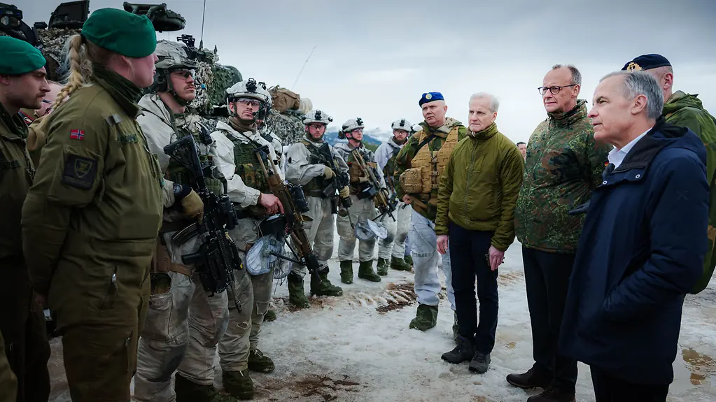 Bundeskanzler Friedrich Merz mit Jonas Gahr Store, Norwegens Ministerpräsident, und Mark Carney, Kanadas Premierminister, bei einer Nato-Übung