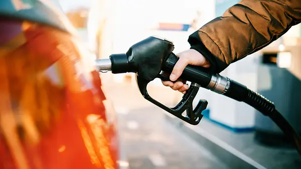 Eine Person betankt ein Fahrzeug an der Tankstelle. 