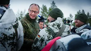 Le chancelier fédéral Friedrich Merz lors de sa visite sur le site de l'exercice Cold Response de l'OTAN.