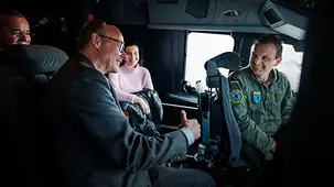 Le chancelier fédéral Friedrich Merz à bord d’un A400M, en conversation avec le pilote.