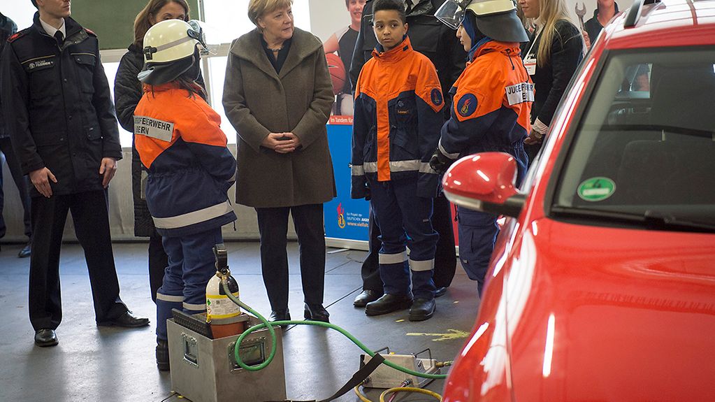 La chancelière fédérale Angela Merkel lors de sa visite à la caserne de jeunes pompiers dans le quartier berlinois de Wedding