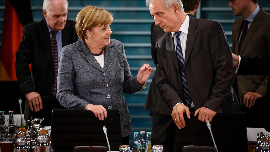 Bundeskanzlerin Angela Merkel im Gespräch mit Sachsens Ministerpräsident Stanislaw Tillich.