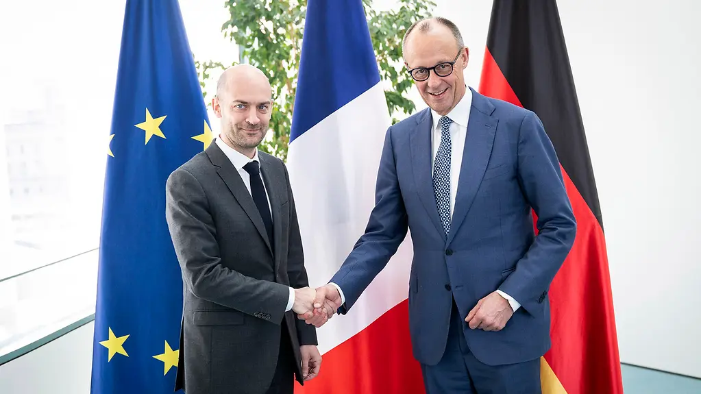 Bundeskanzler Friedrich Merz hat den französischen Außenminister, Jean-Noël Barrot, vor dem Bundeskabinett begüßt. 