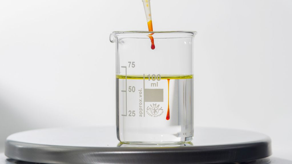 Am Institut für Biologische Chemie und Ernährungswissenschaft der Universität Hohenheim in Stuttgart wird mit einer Pipiette Curcumin-Mizellen in ein Wasserglas gefüllt .