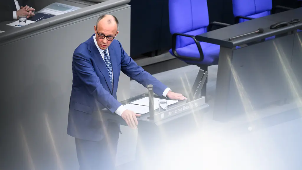 Bundeskanzler Merz am Rednerpult im Deutschen Bundestag.