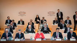 Erste Arbeitssitzung der G20-Staats-und Regierungschefs und weiterer Teilnehmer zum Thema "Globales Wachstum und Handel" unter Leitung von Bundeskanzlerin Angela Merkel.