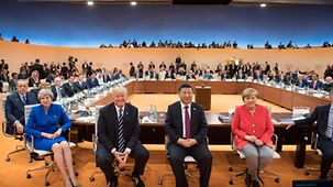 Gruppenfoto der G20-Staats-und Regierungschefs und weiterer Teilnehmer zu Beginn der ersten Arbeitssitzung..