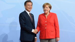 Bundeskanzlerin Angela Merkel begrüßt den koreanischen Präsidenten Moon Jae-in zum G20-Gipfel in Hamburg.