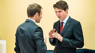 Justin Trudeau, Premierminister Kanadas, im Gespräch mit dem französischen Präsidenten Emmanuel Macron.