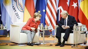 Bundeskanzlerin Angela Merkel vor Beginn eines Retreats zum Thema Terrorismusbekämpfung im Gespräch mit Donald Trump, Präsident der Vereinigten Staaten von Amerika.
