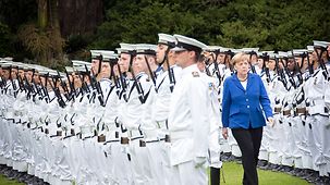 Bundeskanzlerin Angela Merkel bei militärischen Ehren.