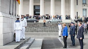Bundeskanzlerin Angela Merkel bei Kranzniederlegung.