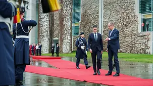 Bundeskanzler Friedrich Merz mit Rob Jetten, Ministerpräsident der Niederlande, bei der Begrüßung mit militärischen Ehren.